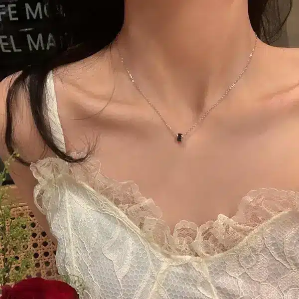 chaine fine avec pendentif discret