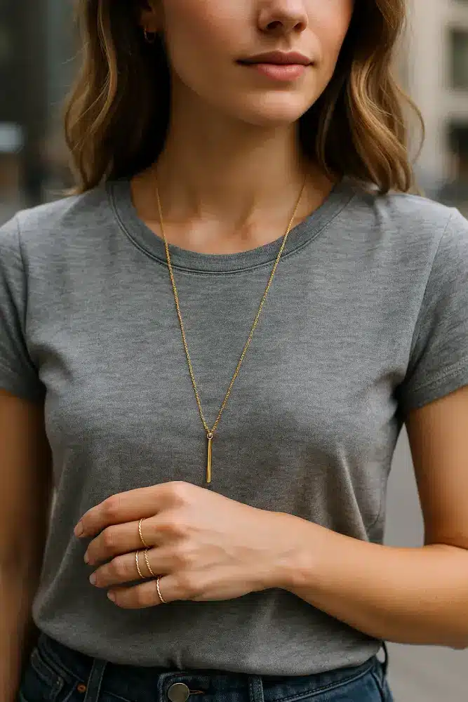 idée de look T-shirt gris chiné + sautoir doré + accumulation de bagues fines