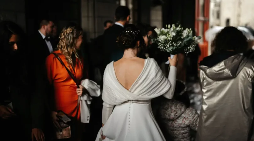 bijoux à porter avec une robe d'invité pour un mariage