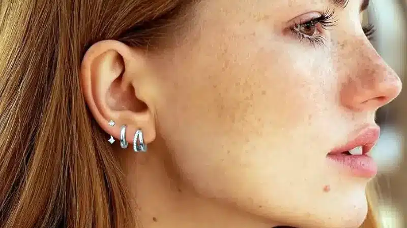 boucles oreilles et coupe de cheveux