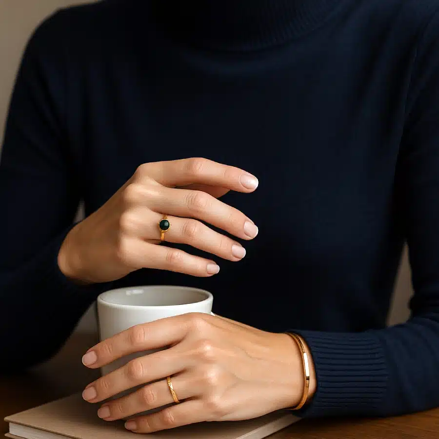 bracelets et bagues avec un col roulé