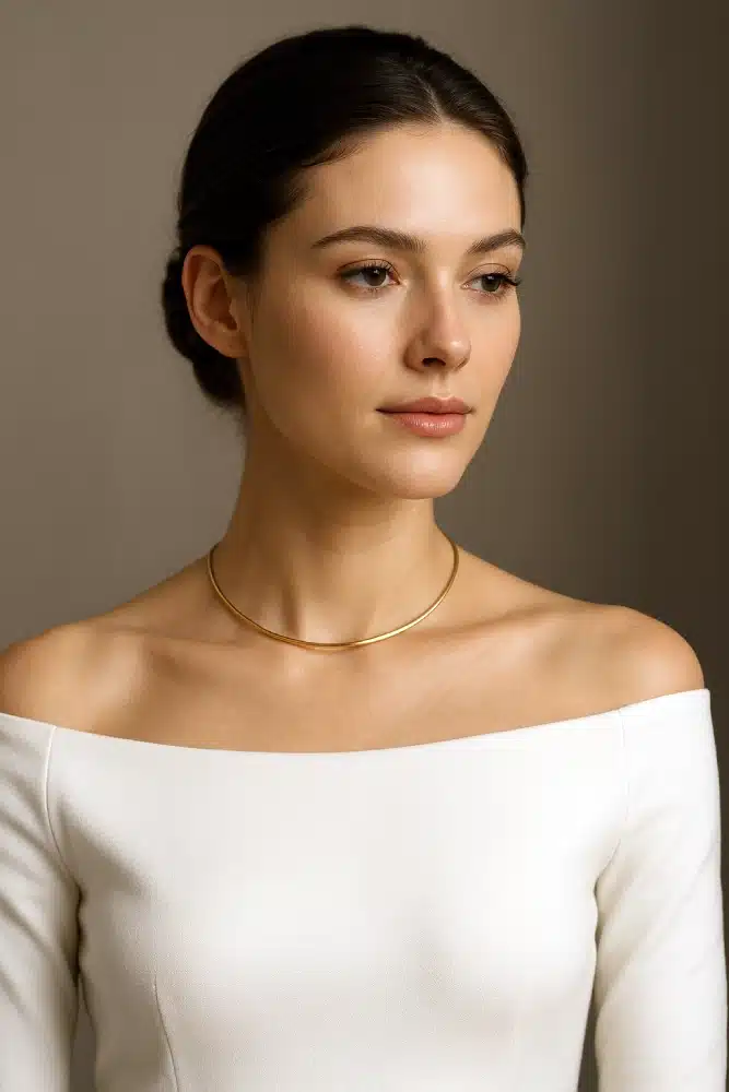collier ras du cou avec un haut à col bateau