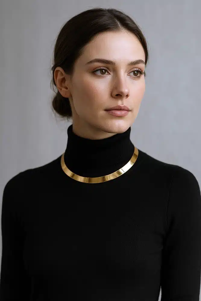 collier ras du cou avec un haut à col roulé