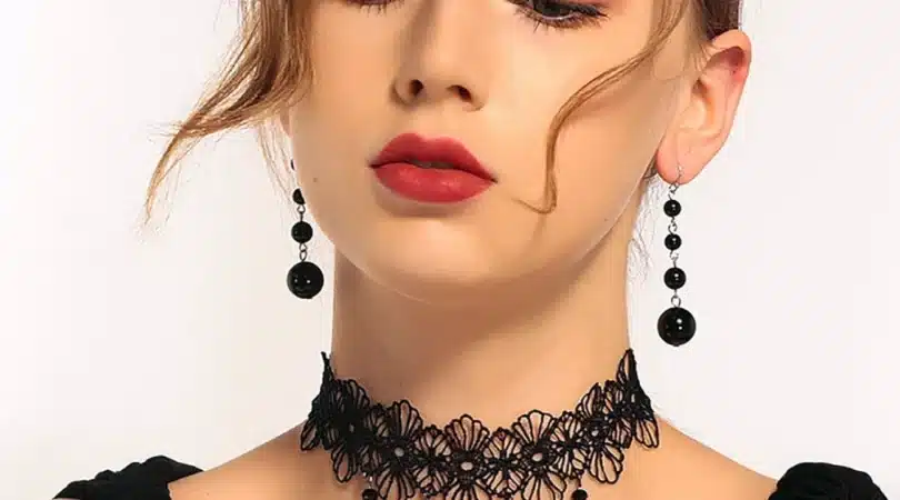 quelle robe ou haut avec un collier ras du cou